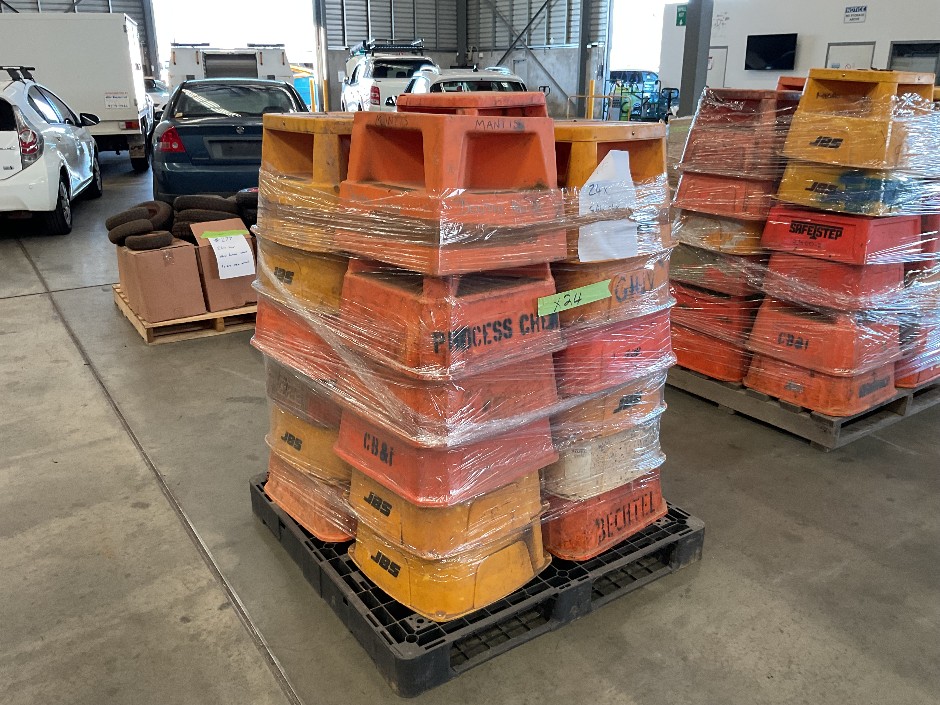 <p>Safety Steps on Pallet - Approximately 24</p>