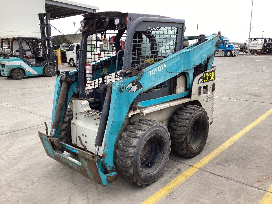 <p>Toyota 30-5SDK0 Skid Steer & 4 in 1 Bucket</p>