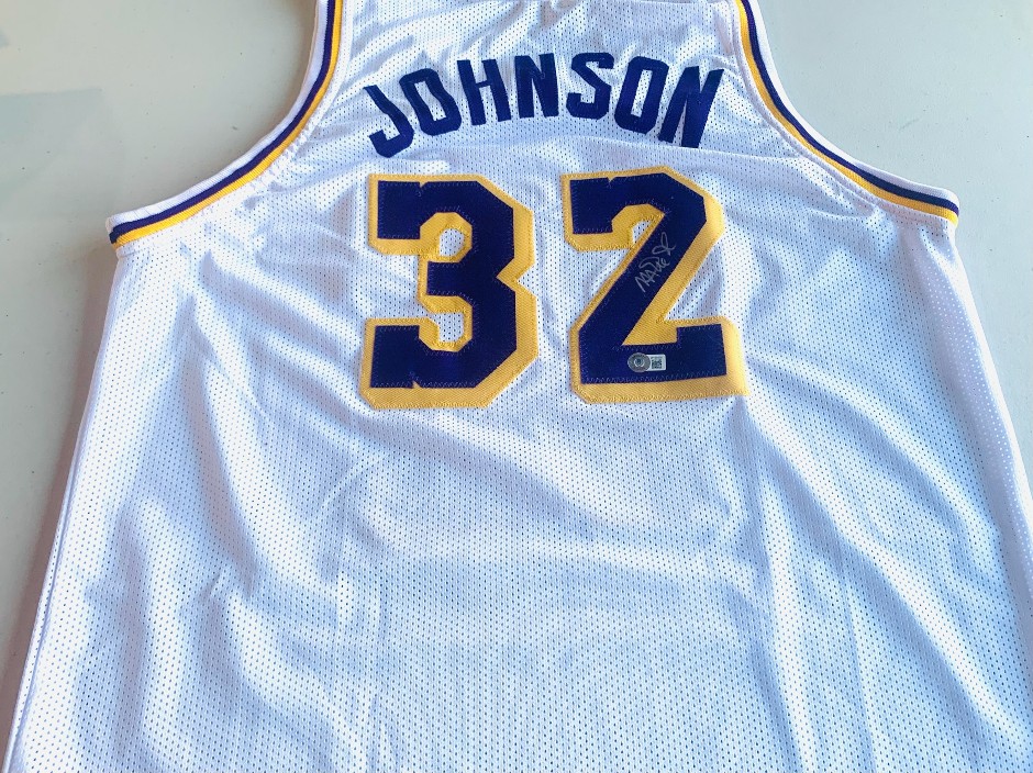 <p>Magic Johnson signed Jersey - La Lakers - Beckett authenticity</p>