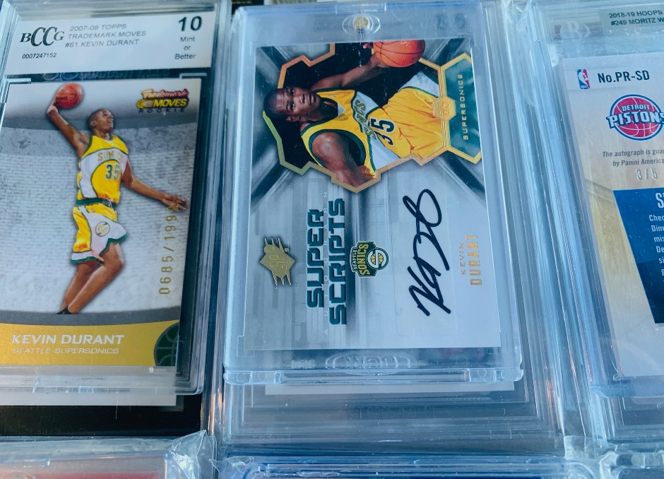 <p>Around 4000 basketball cards and trading cards</p>