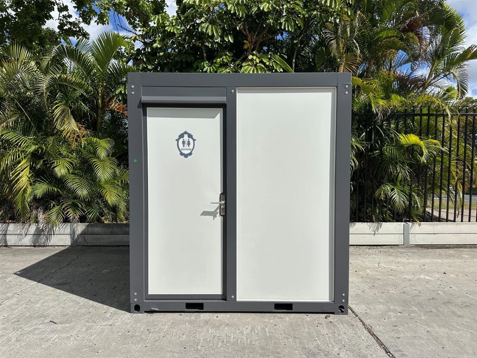 Curved Shower & Toilet Block