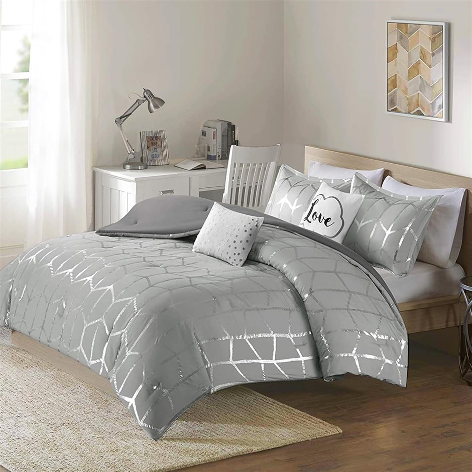INTELLIGENT DESIGN Raina Comforter Set, Grey/Silver, King/Cal King. NB: Min