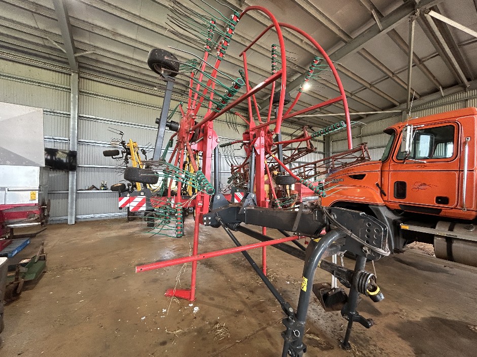 <p>2021 Kverneland 9464 M Twin Rotor Rotary Rake</p>