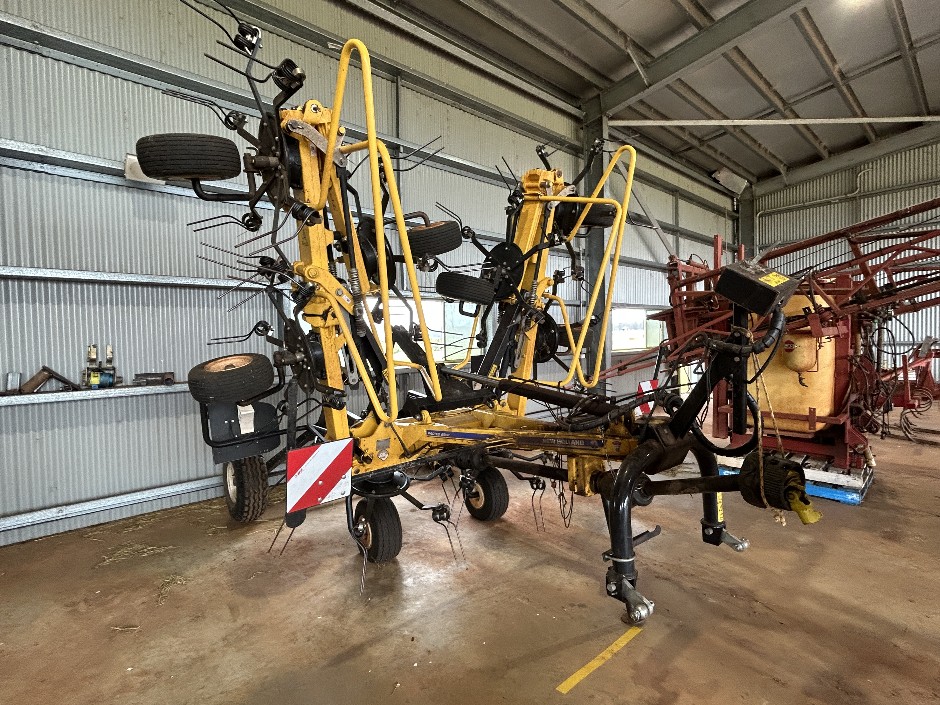 <p>2020 New Holland ProTed 880T Twin Rotor Tedder</p>