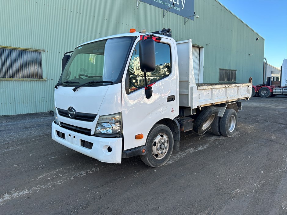 <p>2016 Hino 300 Series II C/Cab Wide 1 4 x 2 Tipper Truck</p>