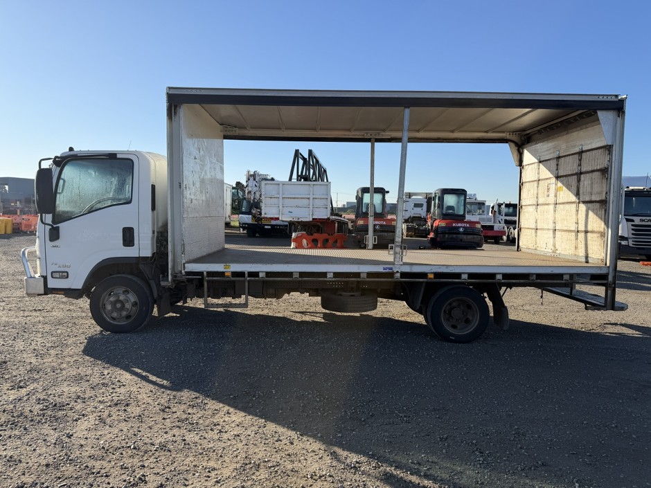 <p>2015 Isuzu NNR 75 190 4x2 Curtainsider</p>