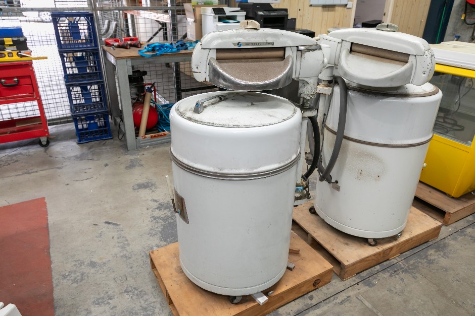 <p>Simpson Mobile Vintage Wringer Washing Machin</p>