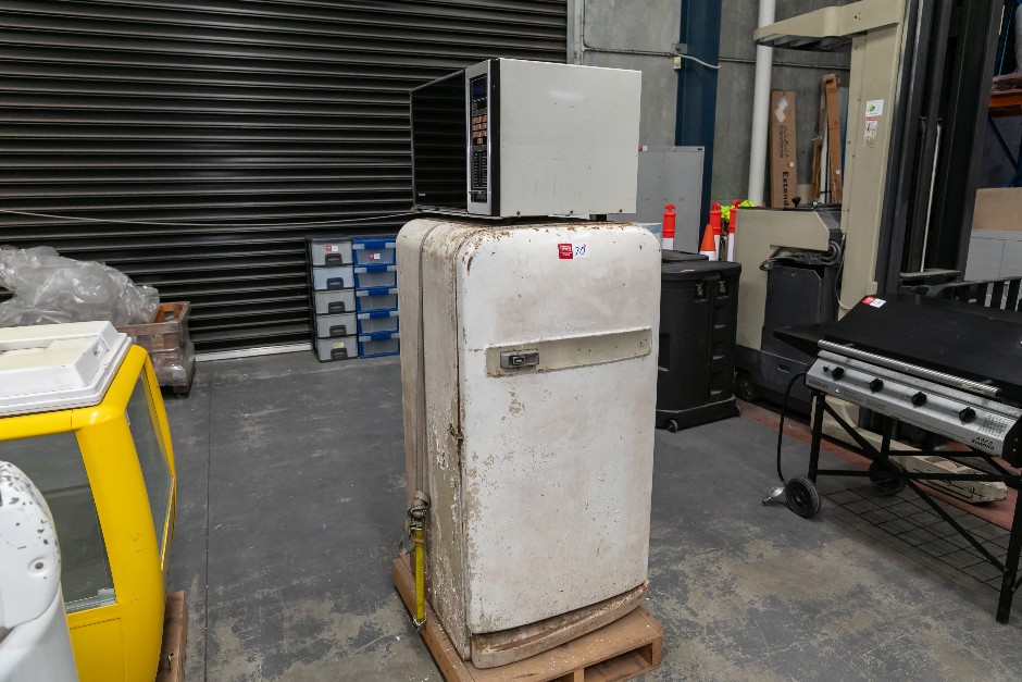 <p>Vintage Fridge & Microwave</p>
