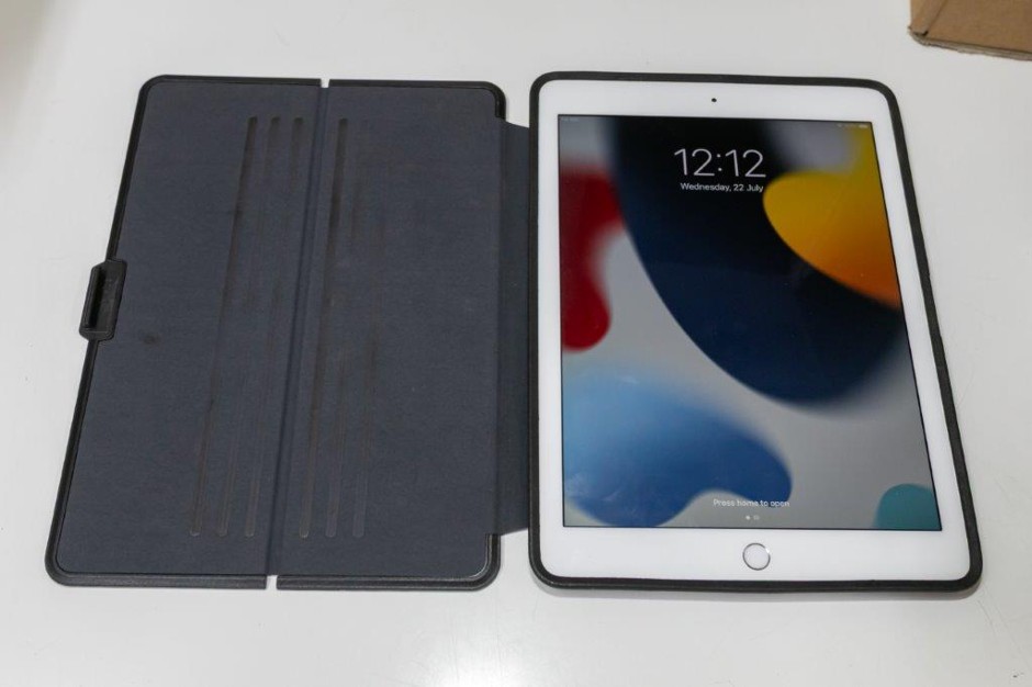 <p>Apple iPad Air 2 Tablet</p>