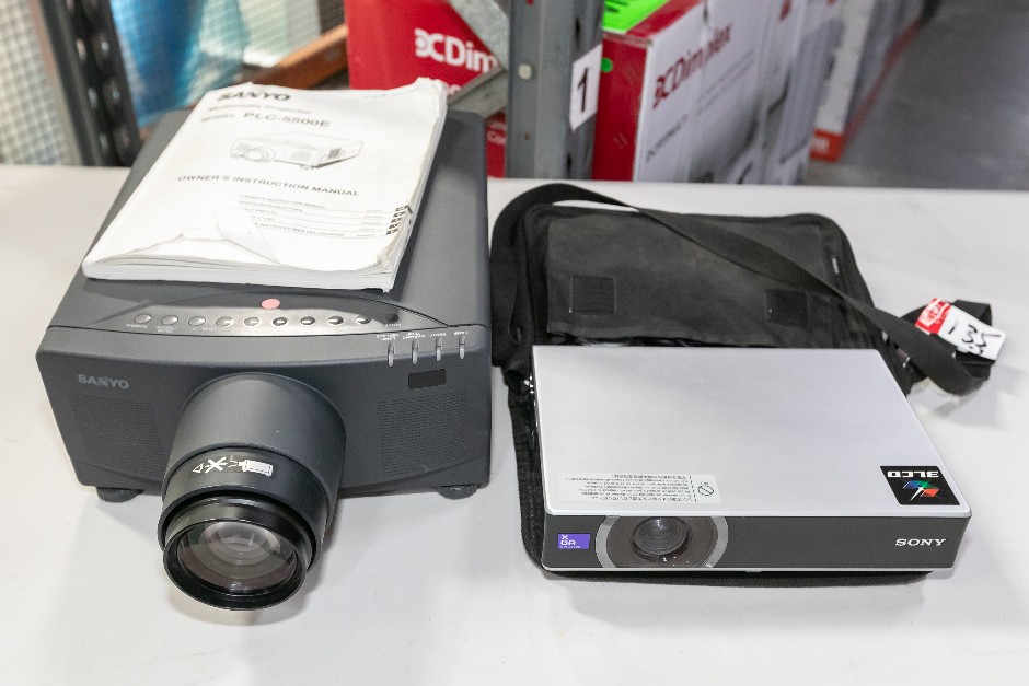 <p>Projectors & Screen</p>