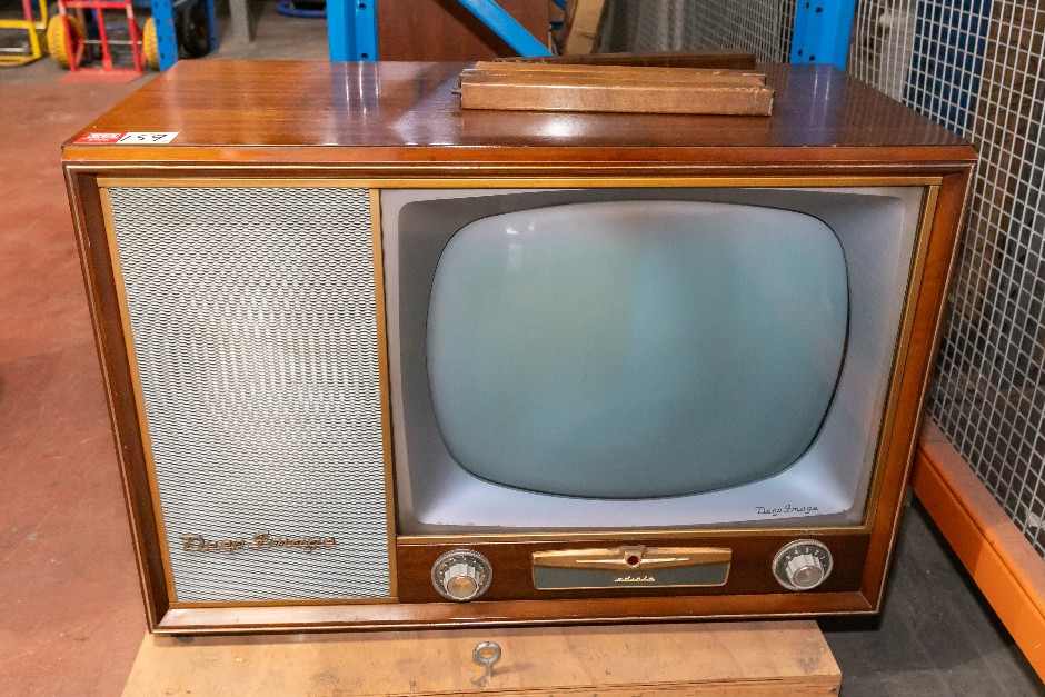 <p>Adiola Deep Image Vintage TV</p>