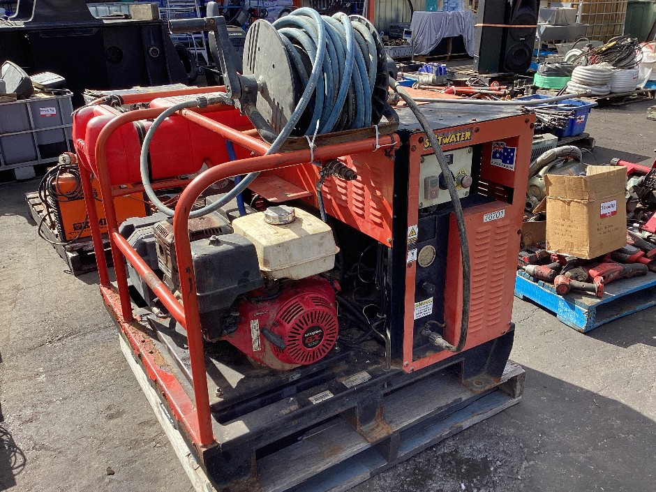 <p>Spitwater Pressure Washer</p>
