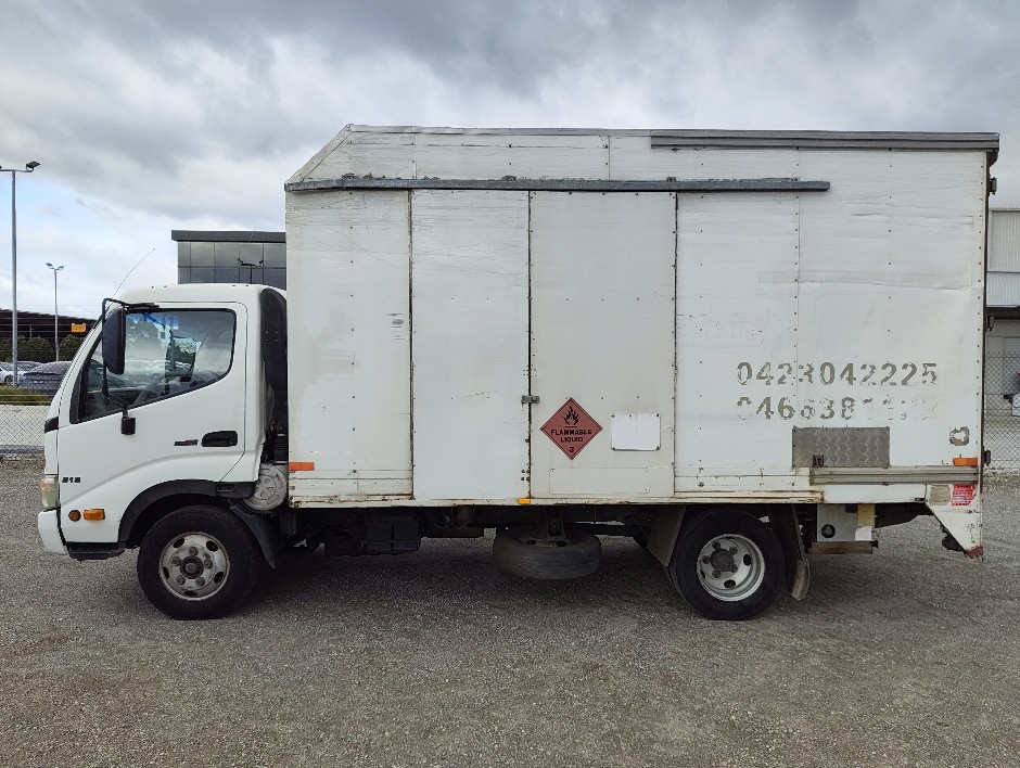 <p>2007 Hino 300  616 4x2 Pantech Truck</p>