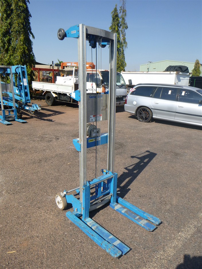 <p>2014 GL-10 Genie Material Hoist</p>