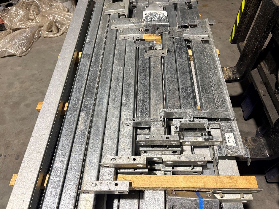 <p>Pallet Comprising Unused Large Qty of Perlin Bridging Struts</p>