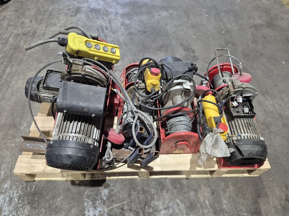 <p>Winches</p>
