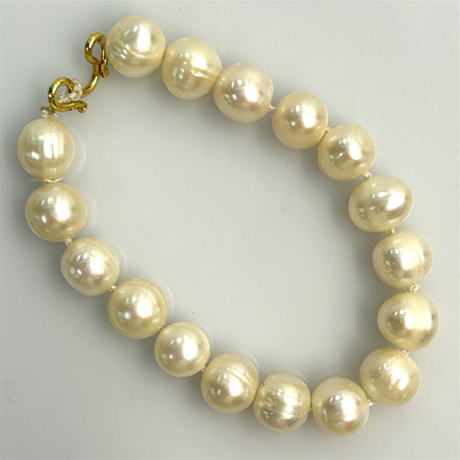 Freshwater pearl bracelet featuring lustrous cream-white