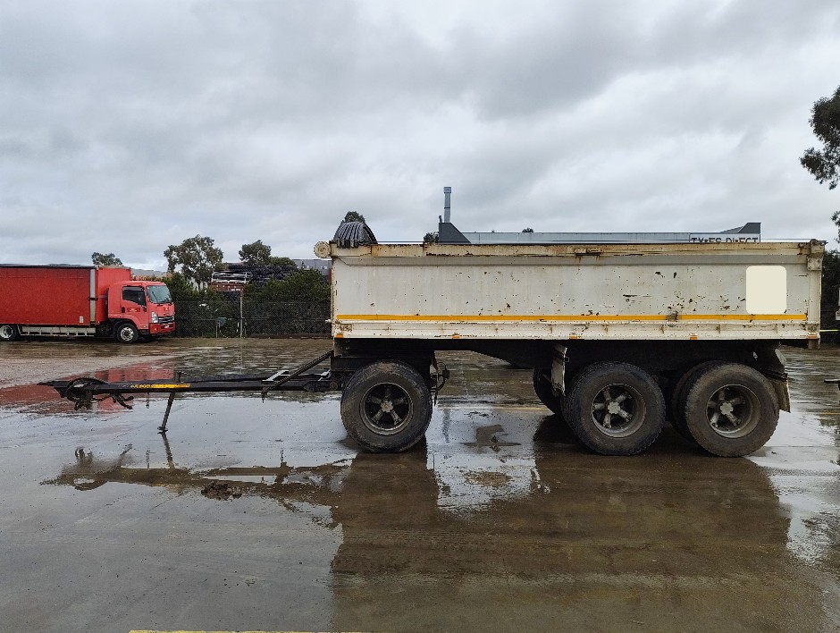 <p>1996 Hercules HEDT 3 Tri-Axle Dog Trailer</p>