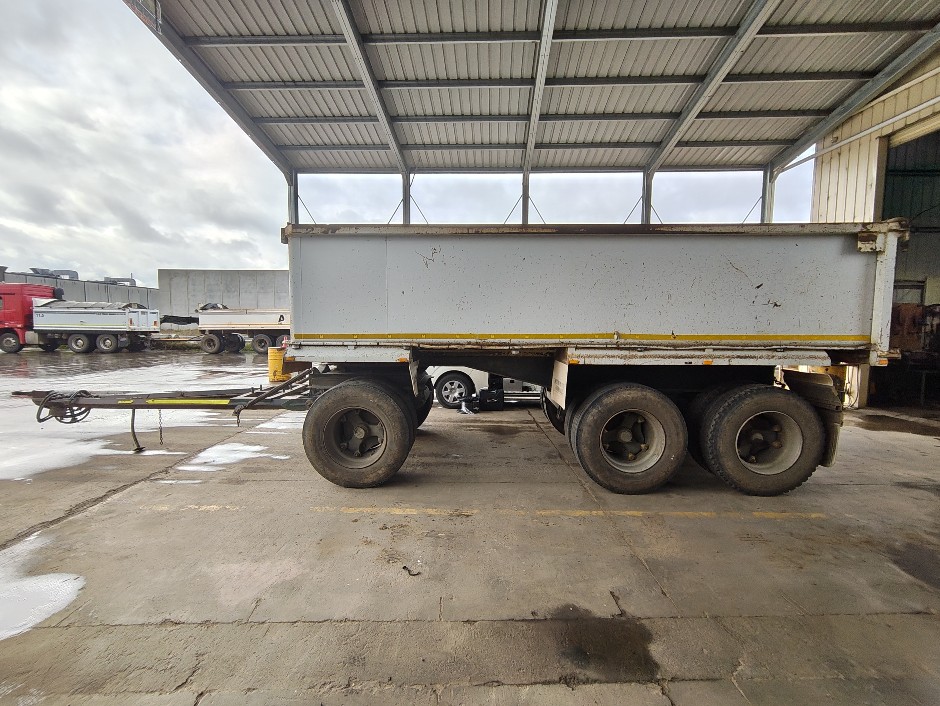 <p>1986 Hamelex Tri-Axle Dog Trailer</p>