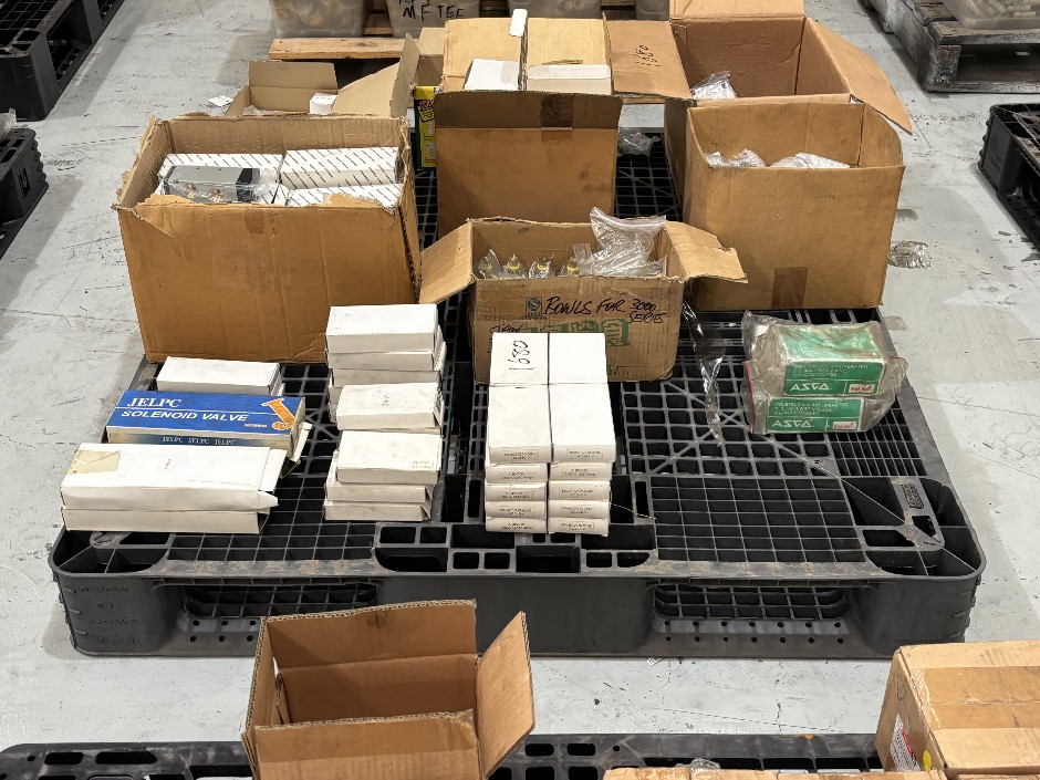 <p>Mixed Pneumatic Components (Gauges, Solenoid Valves, Fittings & Regulato