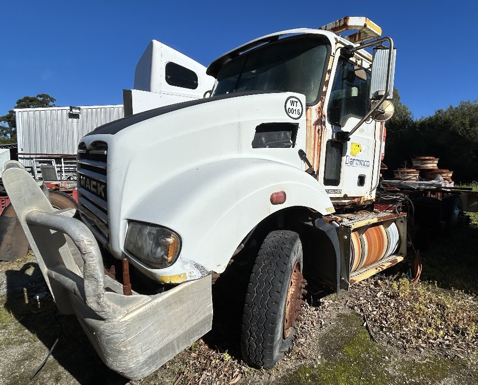 <p>2013 Mack Metroliner CSMR 6 x 4 Rigid</p>