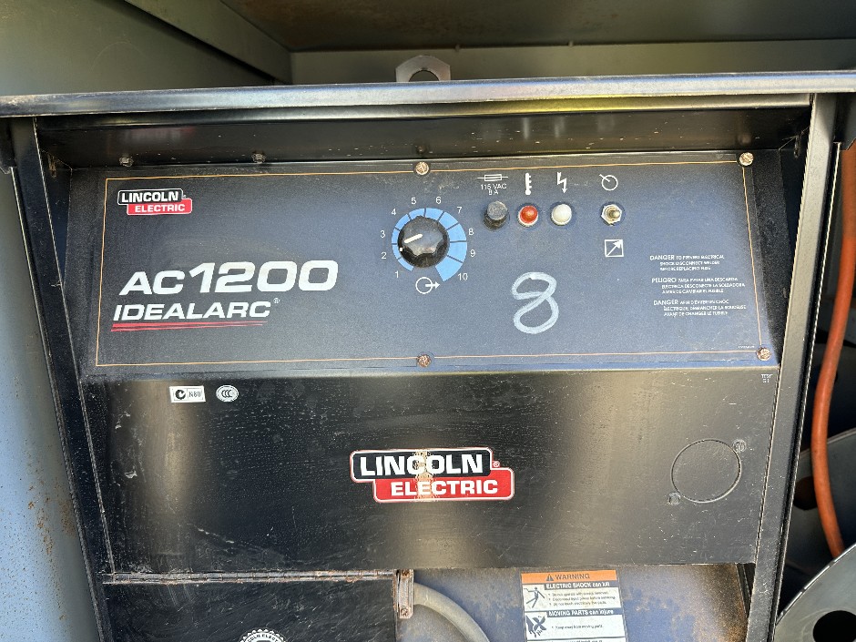 <p>Lincoln AC1200 Welder</p>