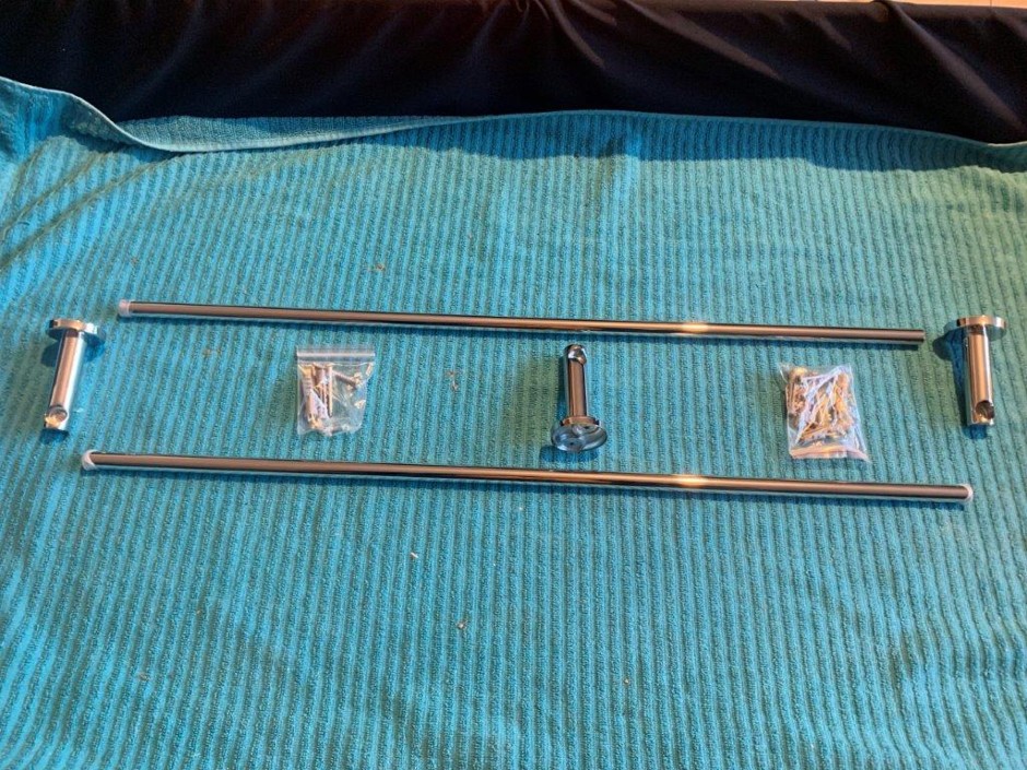 <p>4 x Clark Single Towel Rails, 1200mm (Unused)</p>