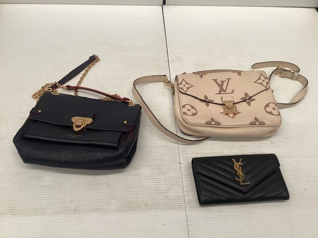 <p>Assorted Brand Label Bags </p>