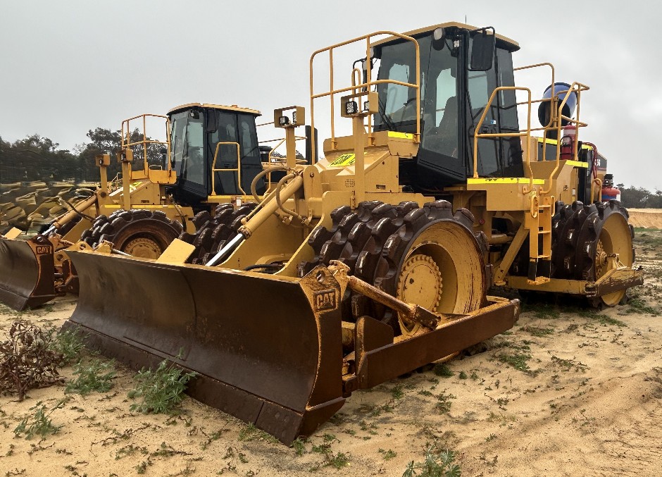 <p>2002 Caterpillar 825G II Compactor Dozer</p>