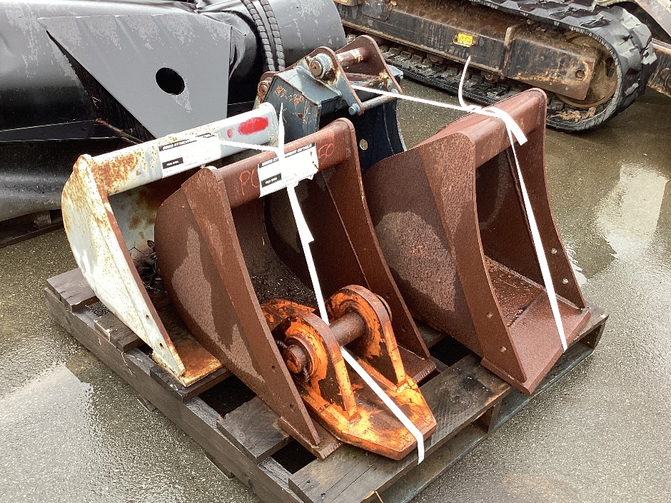 <p>Excavator Buckets x 4</p>