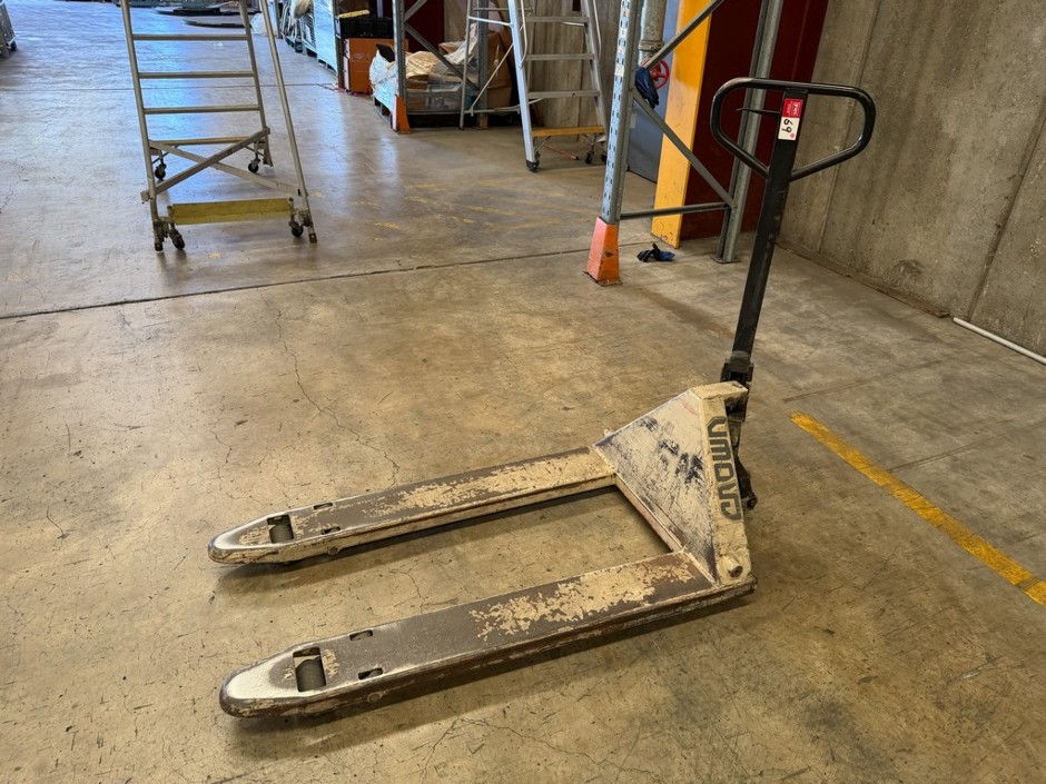 <p>Crown Hydraulic Pallet Truck</p>