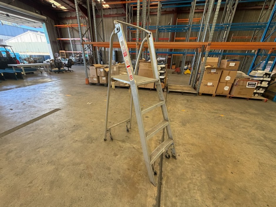 <p>Mobile Platform Step Ladder</p>