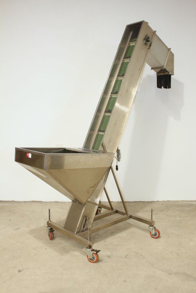 <p>2.1m Cleated Belt Elevator on a S/S Frame</p>