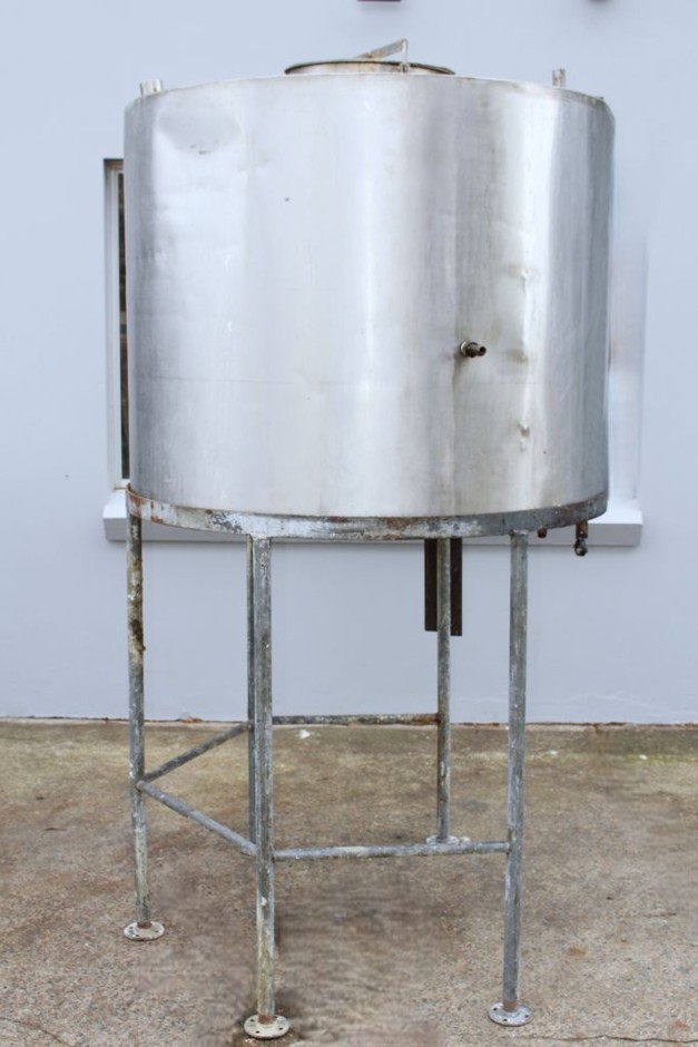 <p>2000L Stainless Steel Tank With Mild Steel Frame</p>