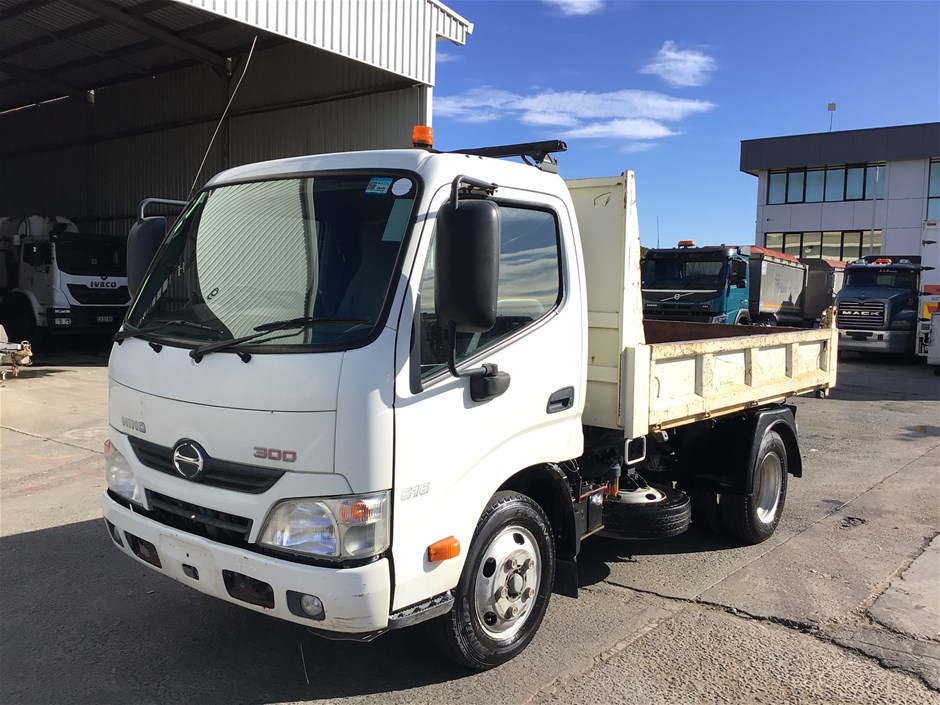 <p>2016 Hino 300 4 x 2 Tipper Truck</p>