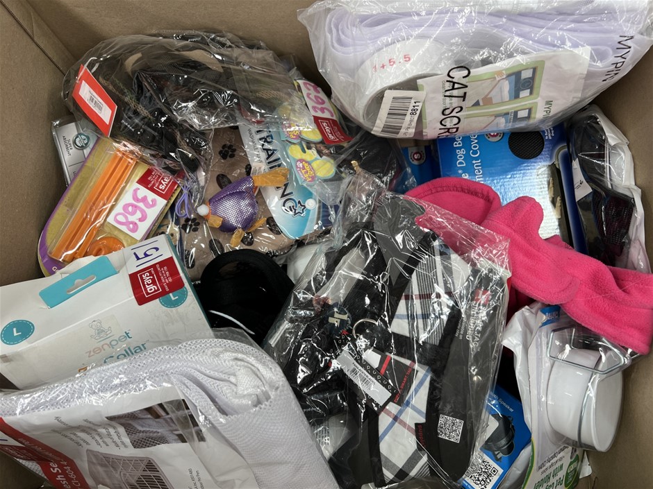 17 x Assorted Pet products; Incl. Dog Collars, Harness, Leash, Scoopers, Ca