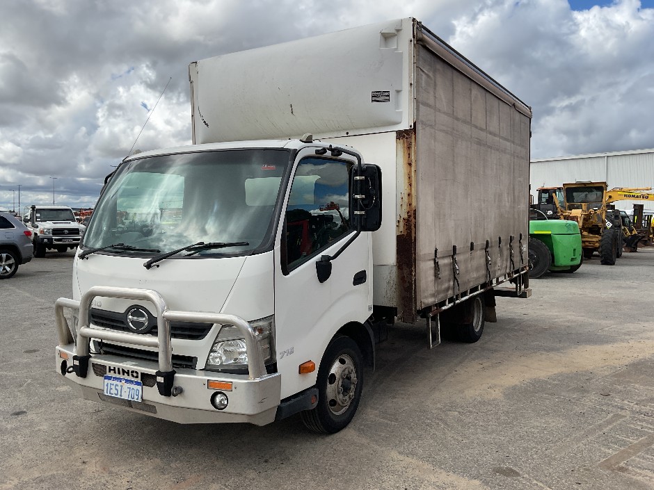 <p>2015 Hino 300 4x2 Curtainsider Truck</p>