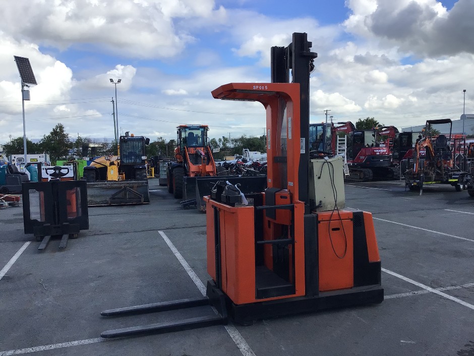 2010 BT OME100M Electric Stock Picker