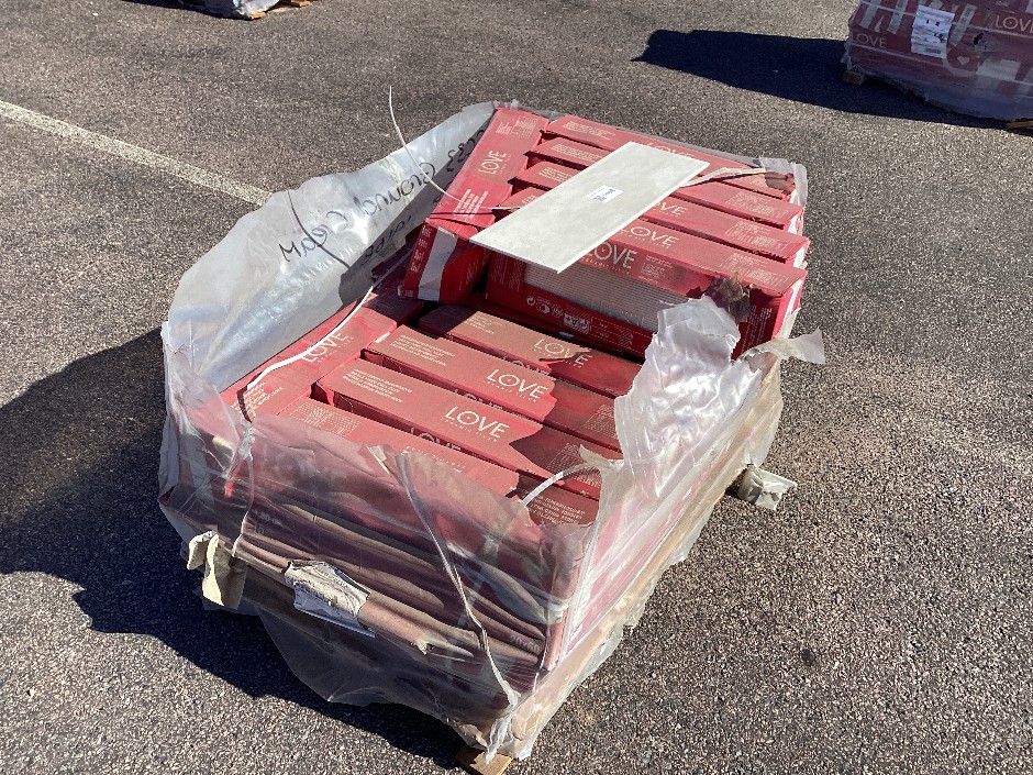 <p>Pallet of Assorted Tiles Ground Cream 20cm x 60cm</p>