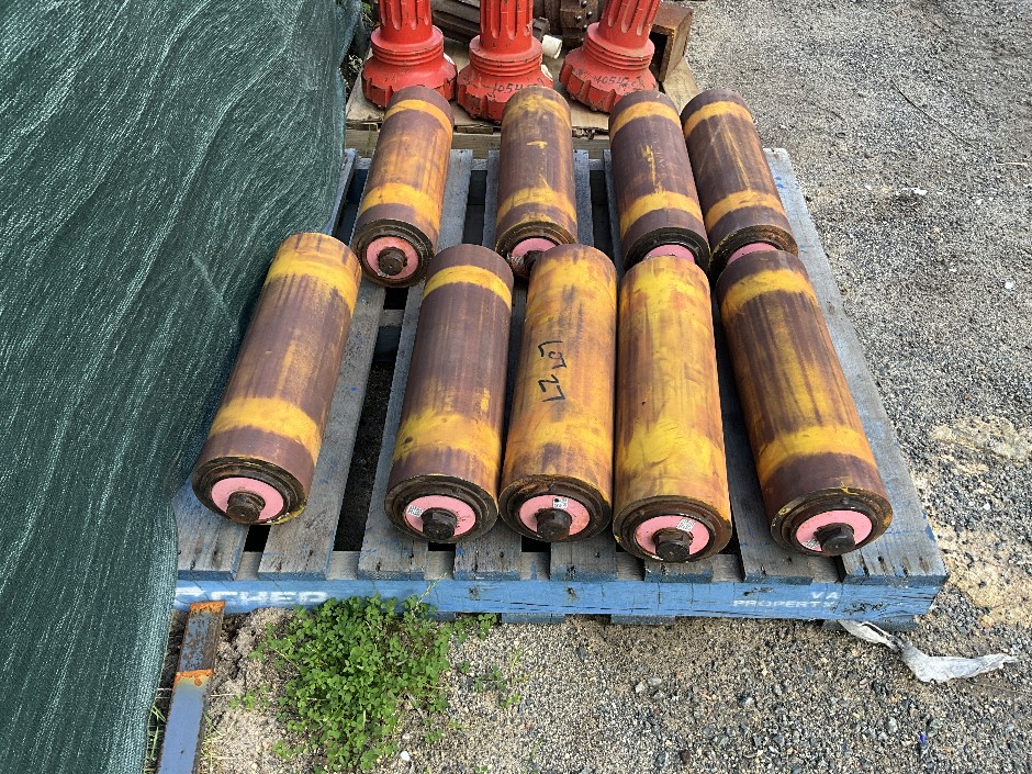 Pallet of conveyer rollers