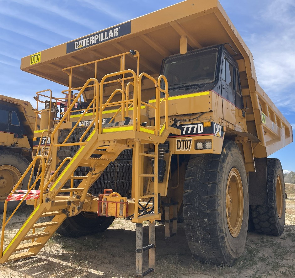 1999 Caterpillar 777D Dump Truck