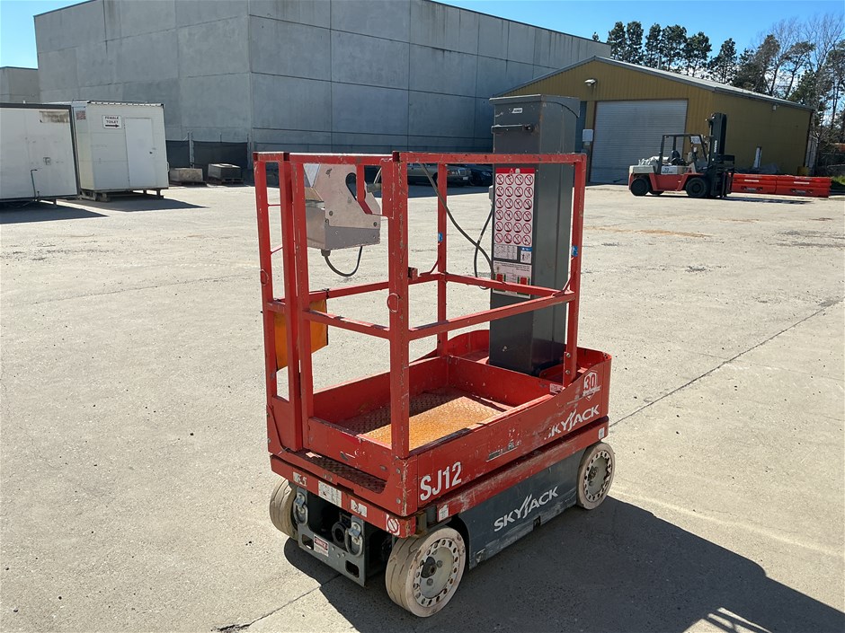 <p>2015 Skyjack SJ12 Vertical Man Lift</p>
