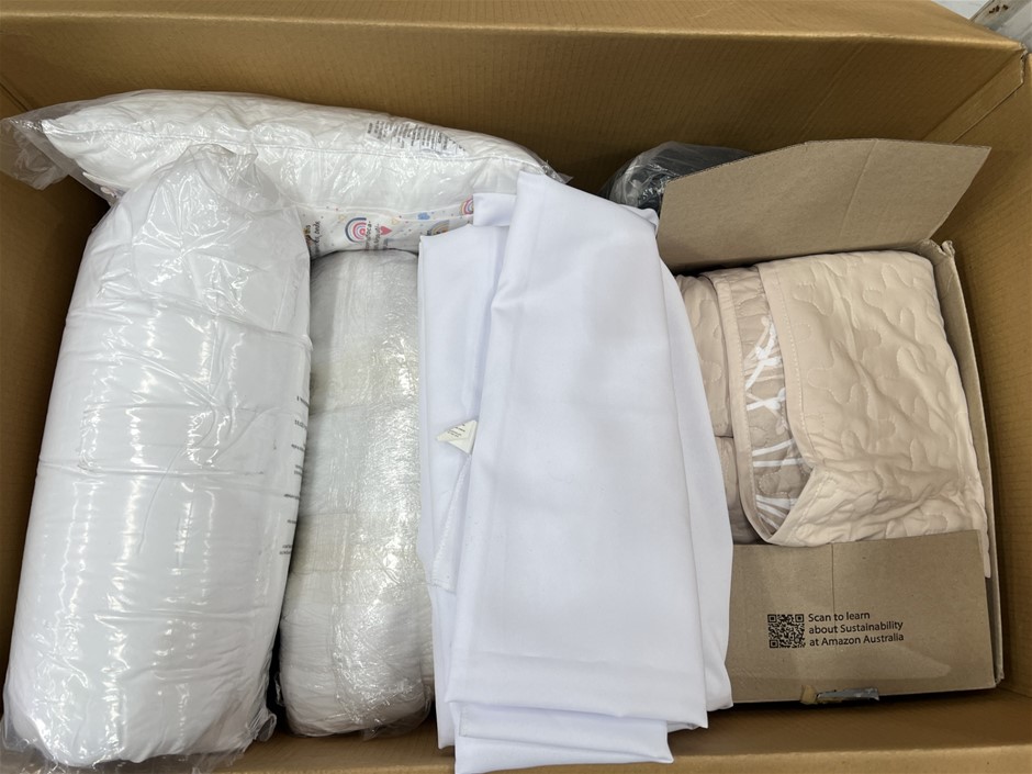 7 x Assorted bedding Products; Incl. Airplane Pillow, Pillows, Cushions, Fi