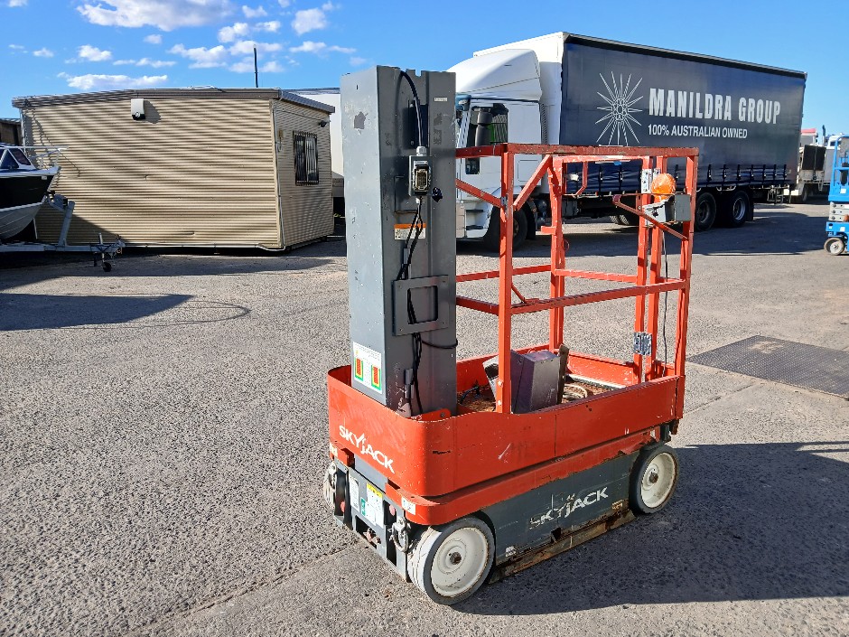 <p>2018 SkyJack SJ16 Electric Manlift</p>
