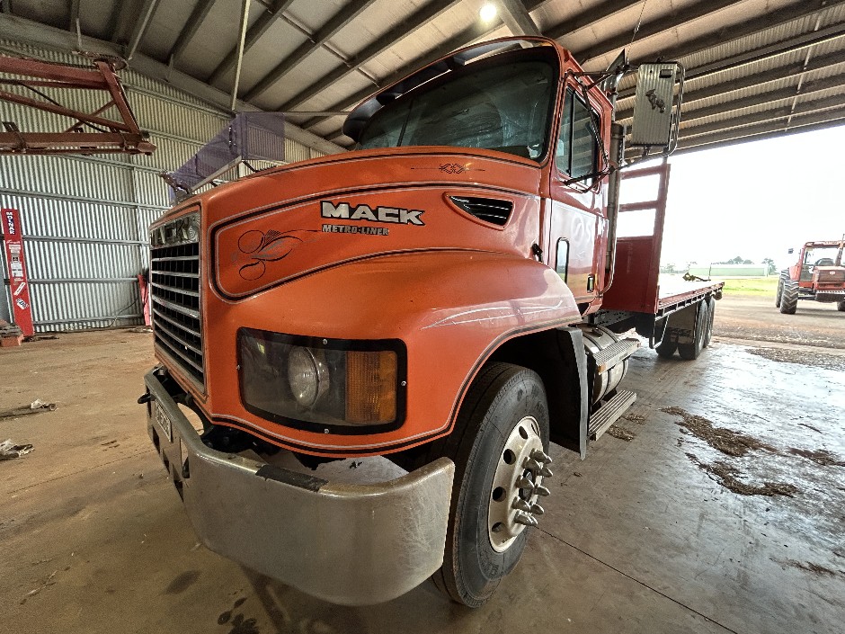 08/2004 Mack ML CH 6x4 Chassis Cab Tipper