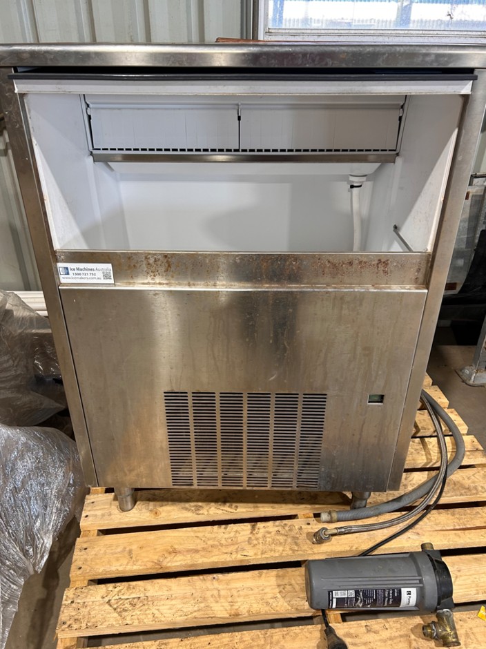 <p>2017 Brema Ice Maker</p>