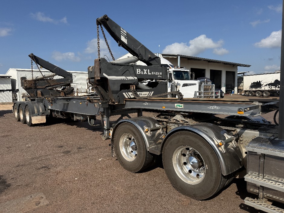 <p>2013 Ophee Trailers Ophee Triaxle Semi Trailer Side Loader</p>