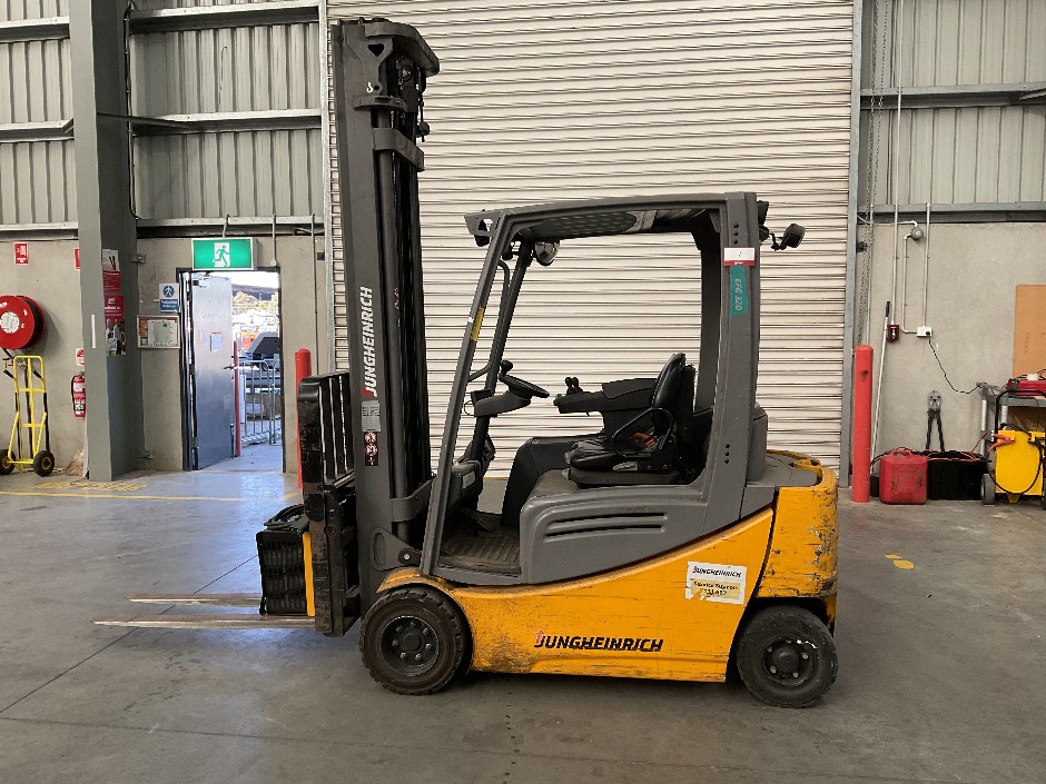 <p>2019 Jungheinrich EFG320 Electric Forklift</p>