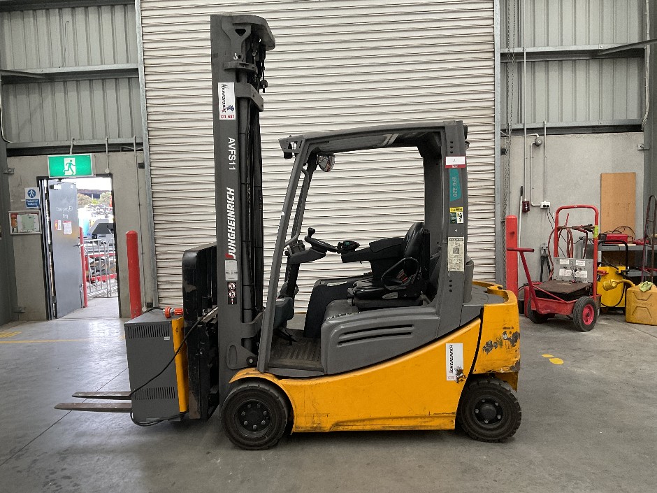 <p>2018 Jungheinrich EFG320 Electric Forklift</p>