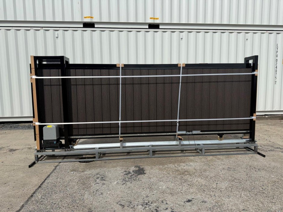 <p>1 x 4M Dark Oak Look Electric sliding gate</p>